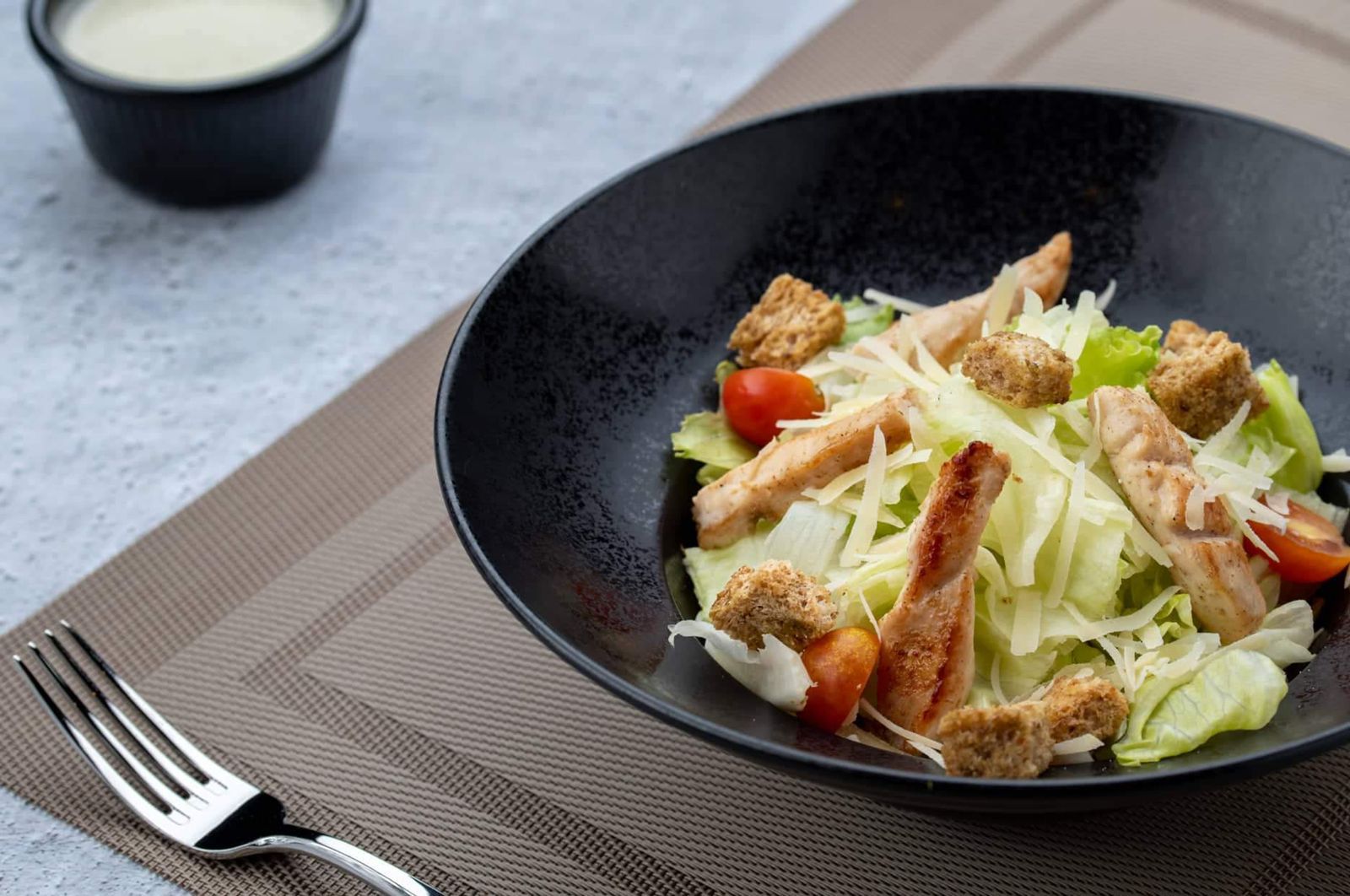 سلطة السيزر بالدجاج chicken Caesar salad - Vivenea Lounge | فيفينيا لاونج
